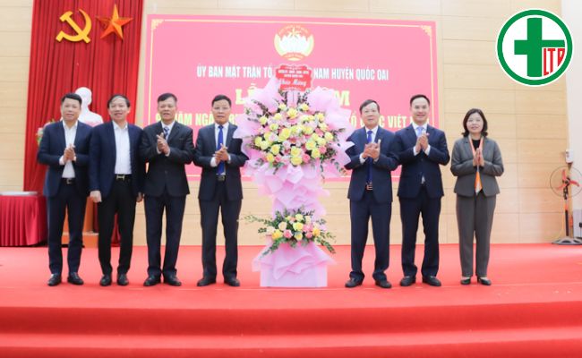 Các đồng chí lãnh đạo huyện Quốc Oai tặng hoa chúc mừng